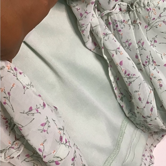 Green Ruffled Floral Romper with Puff Sleeves Women’s Size Medium, V-Neck - Picture 7 of 12